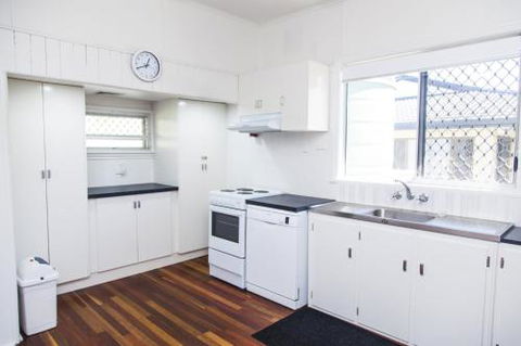 Urangan Harbour Cottage - Accommodation Guide 6
