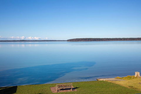 Tranquility Absolute Waterfront Pet Friendly 10 Mins To Hyams Beach - Accommodation Guide 2