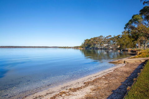 Tranquility Absolute Waterfront Pet Friendly 10 Mins To Hyams Beach - Accommodation Guide 1