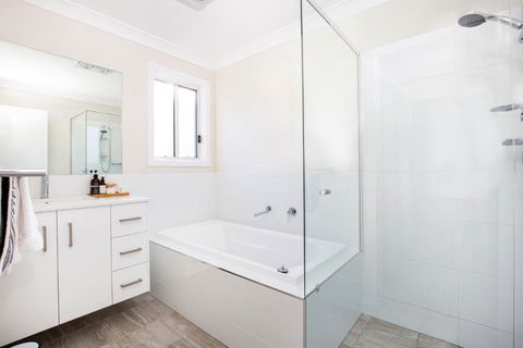 Tranquility Absolute Waterfront Pet Friendly 10 Mins To Hyams Beach - Accommodation Guide 3