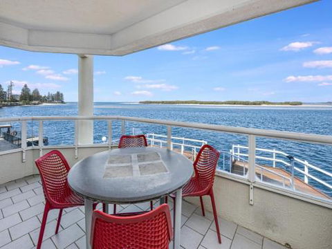 Unit 3 Pumicestone Quays Absolute Waterfront! - Accommodation Asia 4