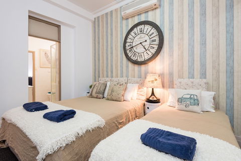 The Clock House Beachfront - Accommodation Guide 5