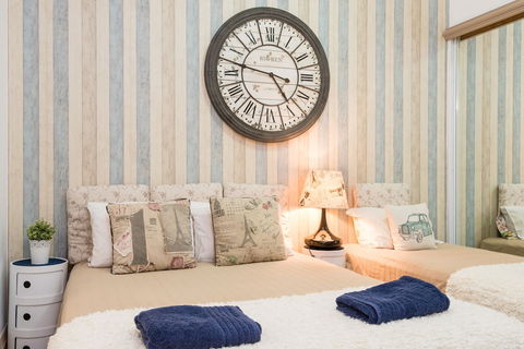 The Clock House Beachfront - Accommodation Guide 4