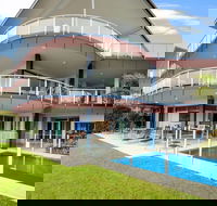 Pavillion 17 - Waterfront Spacious 4 Bedroom With Own Inground Pool And Golf Buggy - Accommodation Asia