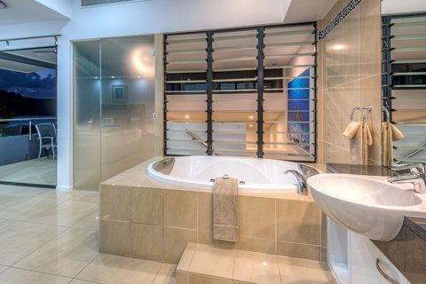 Villa 16 The Edge Oceanfront Deluxe 3 Bedroom Near Marina With Golf Buggy - Accommodation Guide 6