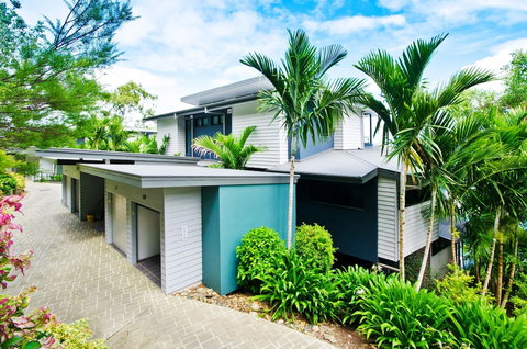 Villa 16 The Edge Oceanfront Deluxe 3 Bedroom Near Marina With Golf Buggy - Accommodation Guide 0