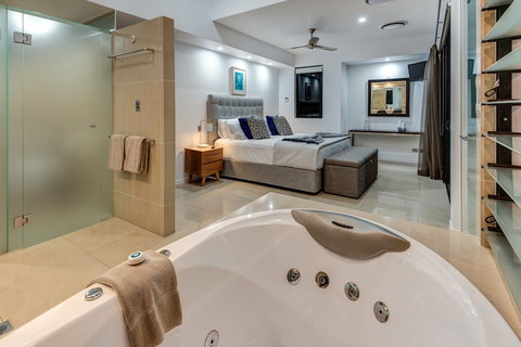 Villa 16 The Edge Oceanfront Deluxe 3 Bedroom Near Marina With Golf Buggy - Accommodation Guide 4