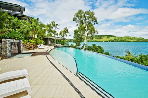 Villa 16 The Edge Oceanfront Deluxe 3 Bedroom Near Marina With Golf Buggy - Accommodation Guide 1