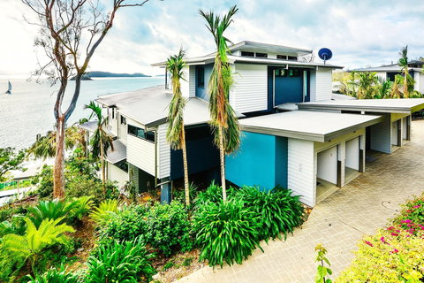 Villa 12 The Edge Oceanfront Deluxe 3 Bedroom Near Marina With Golf Buggy - Accommodation Guide 1