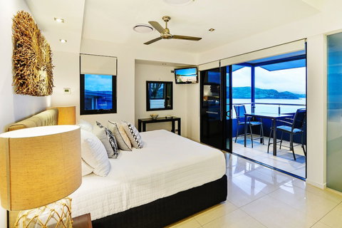 Villa 12 The Edge Oceanfront Deluxe 3 Bedroom Near Marina With Golf Buggy - Accommodation Guide 4