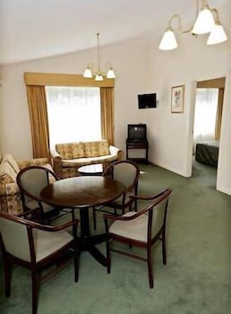 Elizabethan Lodge - Accommodation Asia 4