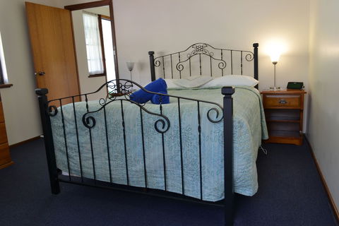 Dolphin Lodge - Accommodation Asia 3