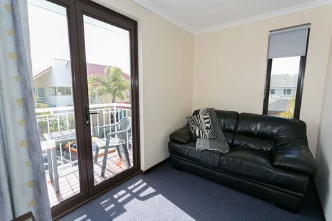 Dolphin Lodge - Accommodation Asia 2