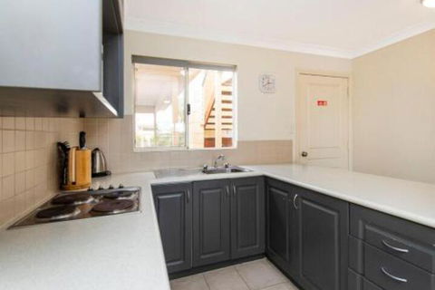 Lakeside Holiday Apartments - Accommodation Asia 7