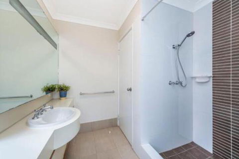 Lakeside Holiday Apartments - Accommodation Asia 4