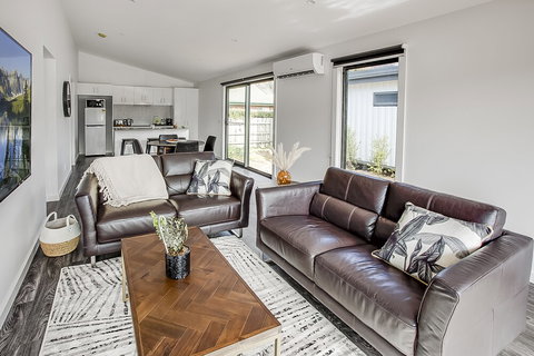 Bright Highland Valley Cottages - Accommodation Asia 4