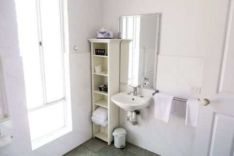 Homewood Cottages - Accommodation Guide 5