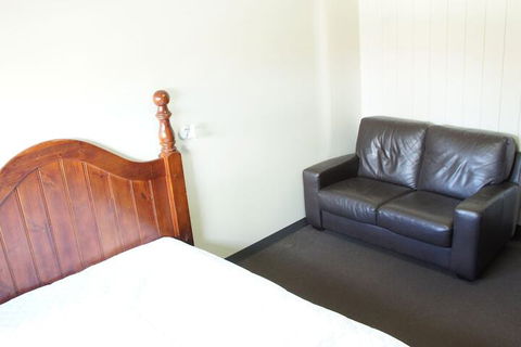 Swansea Backpackers - Accommodation Guide 7