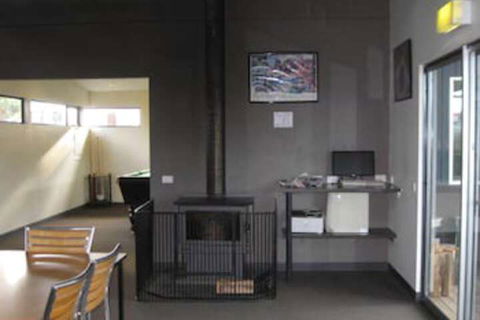 Swansea Backpackers - Accommodation Guide 5