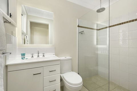 Flynns On Surf Beach Villas - Accommodation Guide 4