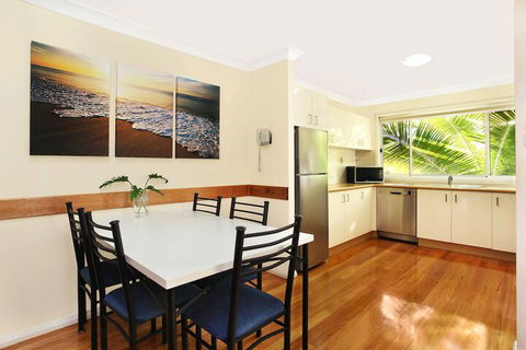 Flynns On Surf Beach Villas - Accommodation Guide 3