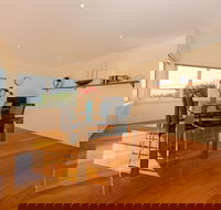 The Esplanade Kingston Beach - Beachfront - Accommodation Guide