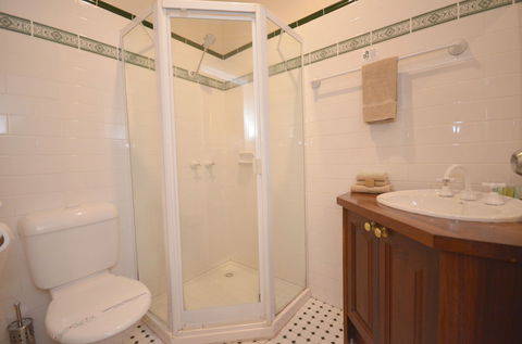 Central Springs Inn - Accommodation Guide 5