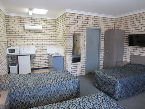 Cowra Crest Motel - Accommodation Asia 4