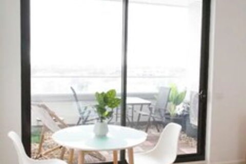 Modern 2 Bedroom Apartment In Melbournes Northcote - Accommodation Guide 3