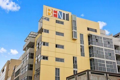 Swainson On Bent - Accommodation Asia 5