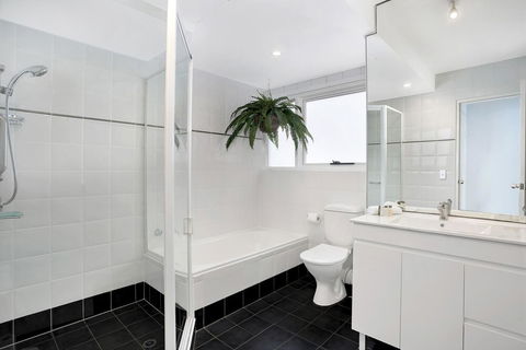 Beautiful 2 Bedroom Apartment Overlooking Manly Wharf MAN29 - Accommodation Guide 3