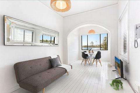 Minimalist Beachfront Apartment - Accommodation Guide 6