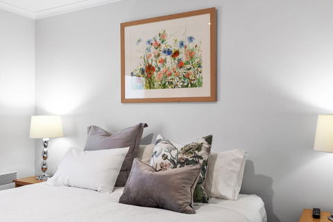 City Four Apartment - Accommodation Guide 4