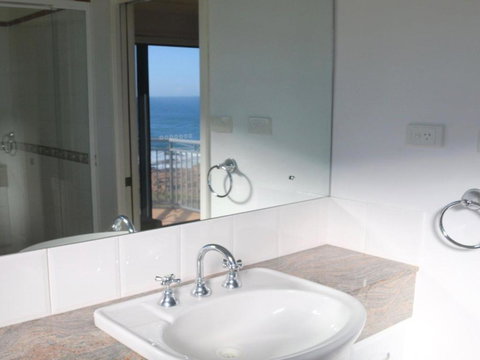 Ocean Views 4 Ocean Street Air Conditioned Luxury With Beautiful Ocean Views - Accommodation Guide 6