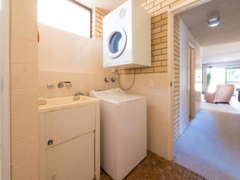 Golden Shores Unit 3 21 Landsborough Parade - Accommodation Asia 1