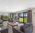 19 Bay Parklands 2 Gowrie Avenue ground floor renovated unit with water views  WIFI