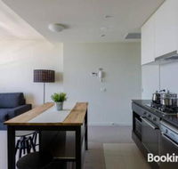 A Cozy CBD Suite with Spectacular City Views