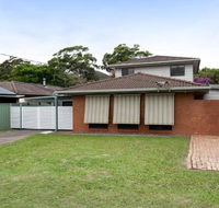 Willows at the Bay 111 Horace St. Large House with Aircon WIFI  Boat Parking.