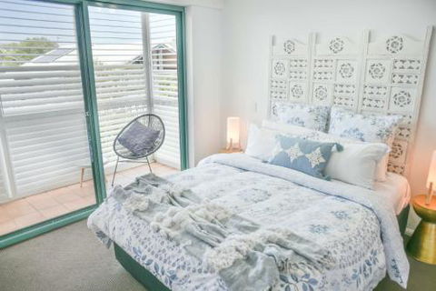 Ocean Front Moffat Beach Private Rooftop Terrace Walk To Cafes Restaurants - Accommodation Asia 3
