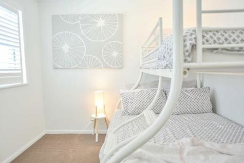 Ocean Front Moffat Beach Private Rooftop Terrace Walk To Cafes Restaurants - Accommodation Asia 2