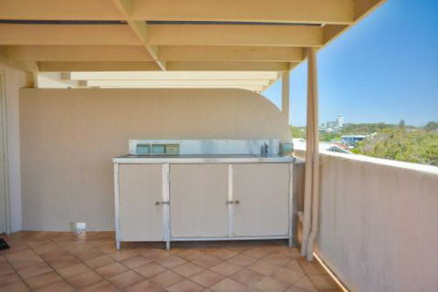 Ocean Front Moffat Beach Private Rooftop Terrace Walk To Cafes Restaurants - Accommodation Asia 5