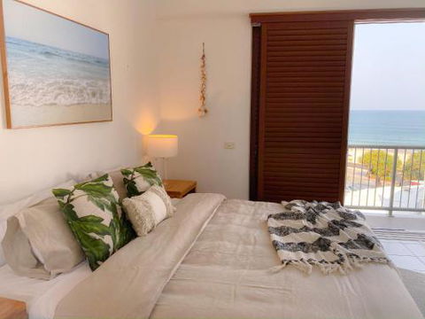 Top Floor Kings Beach Views With Private Rooftop Terrace With Spa Bath - Accommodation Asia 4