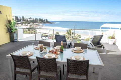 Top Floor Kings Beach Views With Private Rooftop Terrace With Spa Bath - Accommodation Asia 3