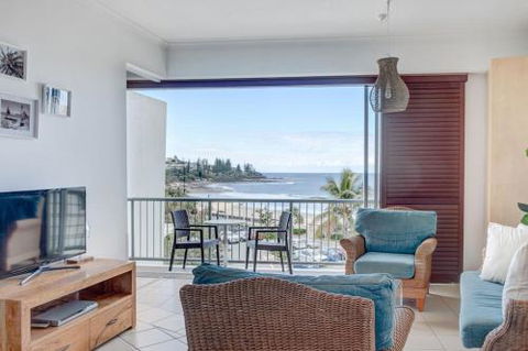 Top Floor Kings Beach Views With Private Rooftop Terrace With Spa Bath - Accommodation Asia 2