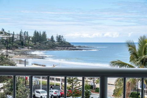 Top Floor Kings Beach Views With Private Rooftop Terrace With Spa Bath - Accommodation Asia 5