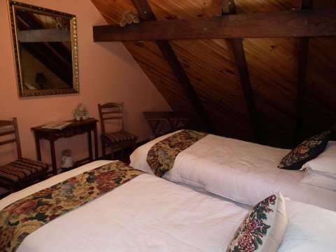 Back To The Bush - Accommodation Guide 4