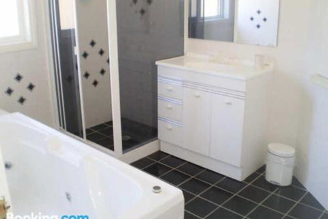 Retreat On Surf Beach - Accommodation Guide 4