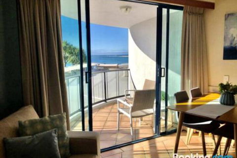 Waterfront Resort Perfect For A Couples Getaway! - Accommodation Asia 3