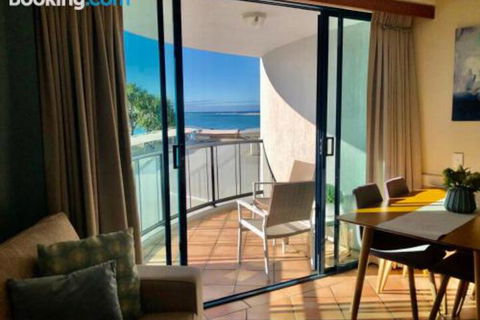 Waterfront Resort Perfect For A Couples Getaway! - Accommodation Asia 4