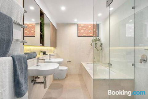Luxe 101 At Martha Cove Waterfront Luxury On The Marina Walk To Beach - Accommodation Guide 3